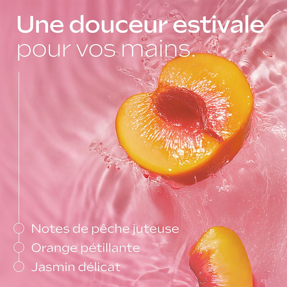 Moitié de pêche dans l'eau. Texte : Une douceur estivale pour vos mains. Notes de pêche juteuse.