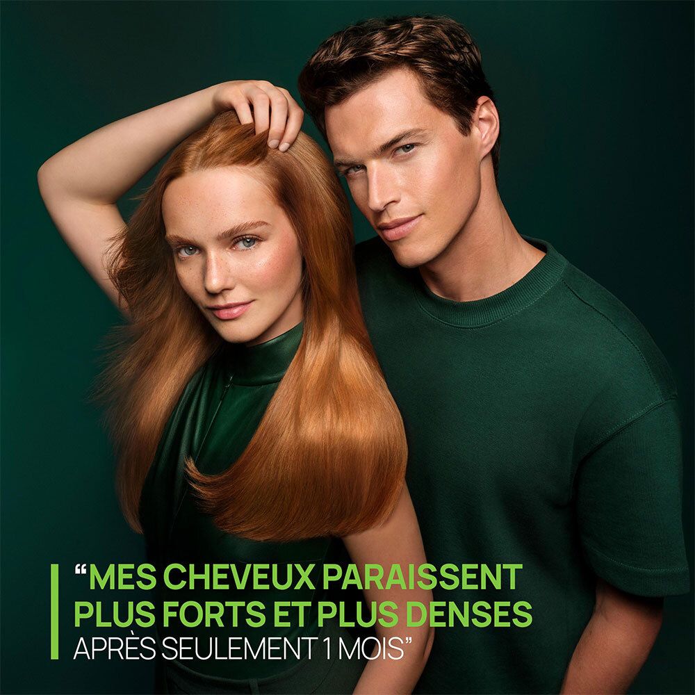 Femme et homme aux cheveux sains. Texte : « Mes cheveux paraissent plus forts et plus denses après 1 mois ».