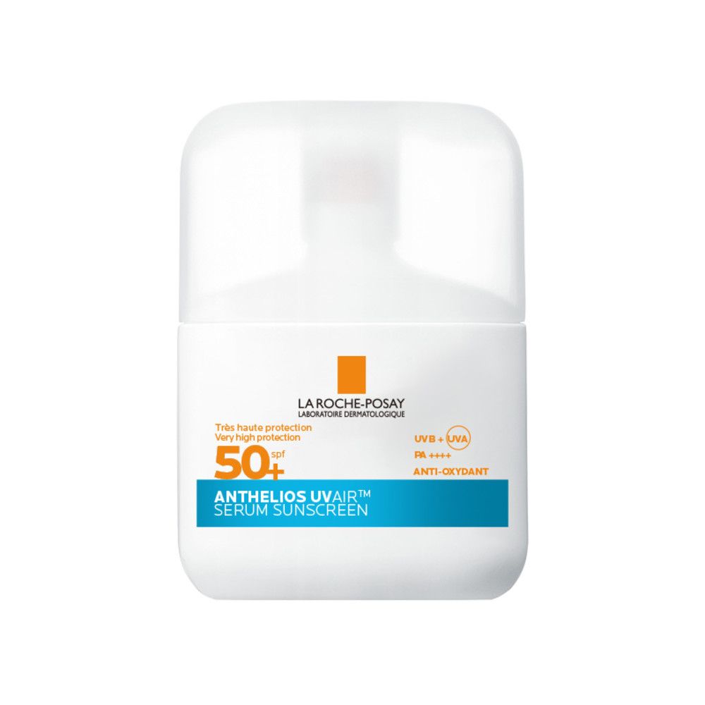 Flacon blanc avec bouchon rabattable. Inscriptions bleues et orange. Texte: Anthelios Uvair Serum Sunscreen SPF50+.