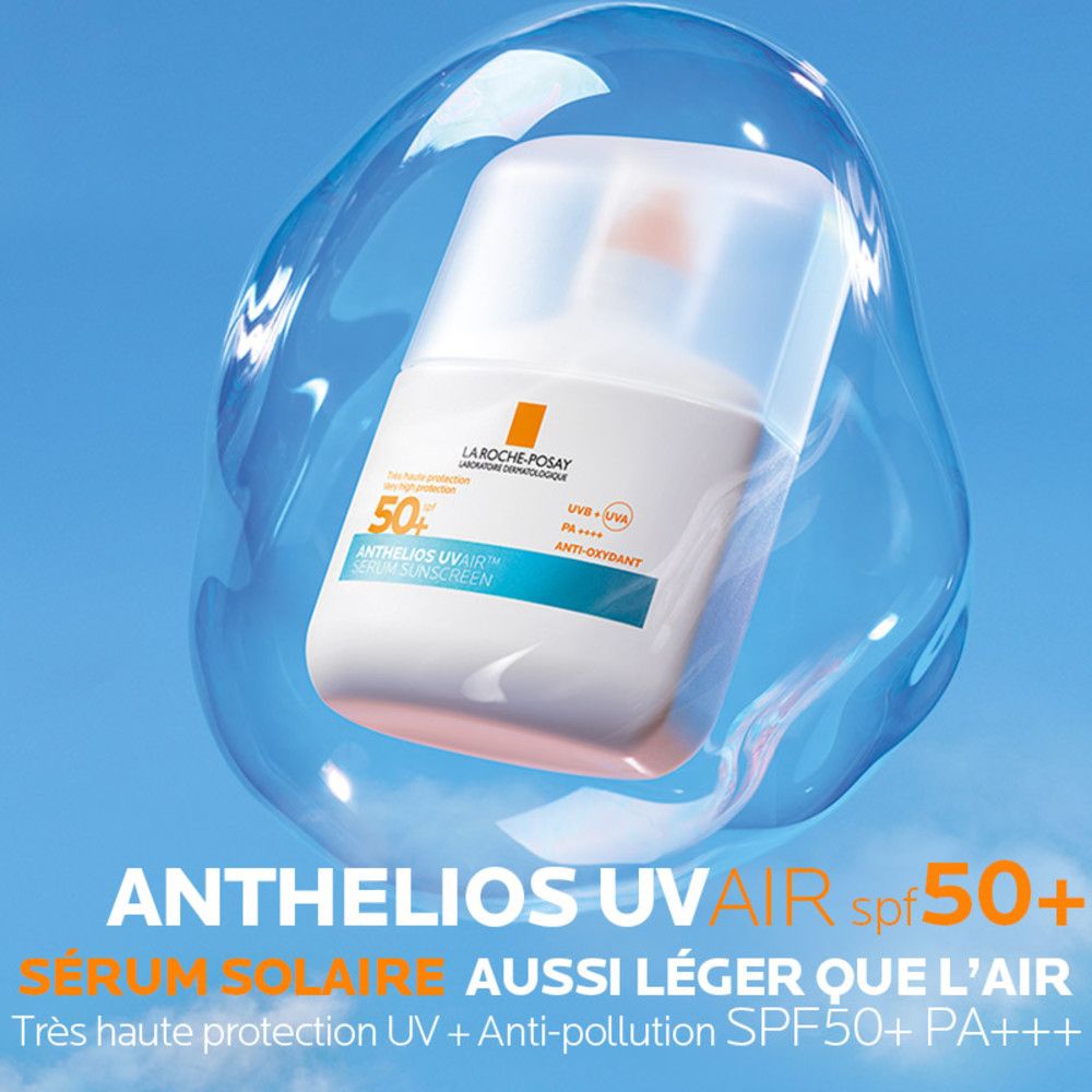 Flacon blanc avec bouchon rabattable dans une bulle. Inscriptions bleues et orange. Texte: Anthelios Uvair Serum Sunscreen SPF50+.