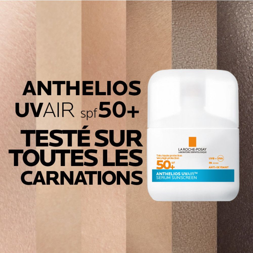 Flacon blanc avec bouchon rabattable à côté de tons de peau. Inscriptions bleues et orange. Texte: Anthelios Uvair Serum Sunscreen SPF50+.
