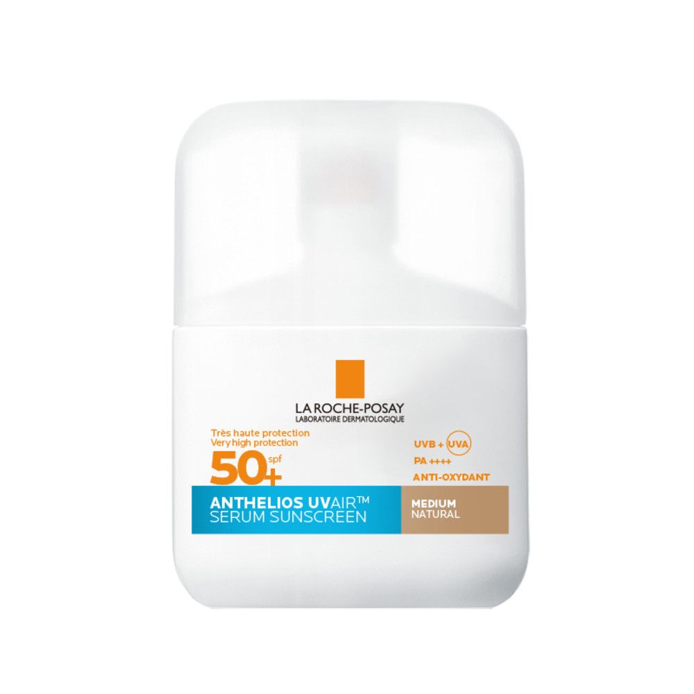 Flacon blanc avec couvercle transparent. Inscriptions: La Roche-Posay, Anthelios UVAir Serum Sunscreen SPF50+, Medium Natural.
