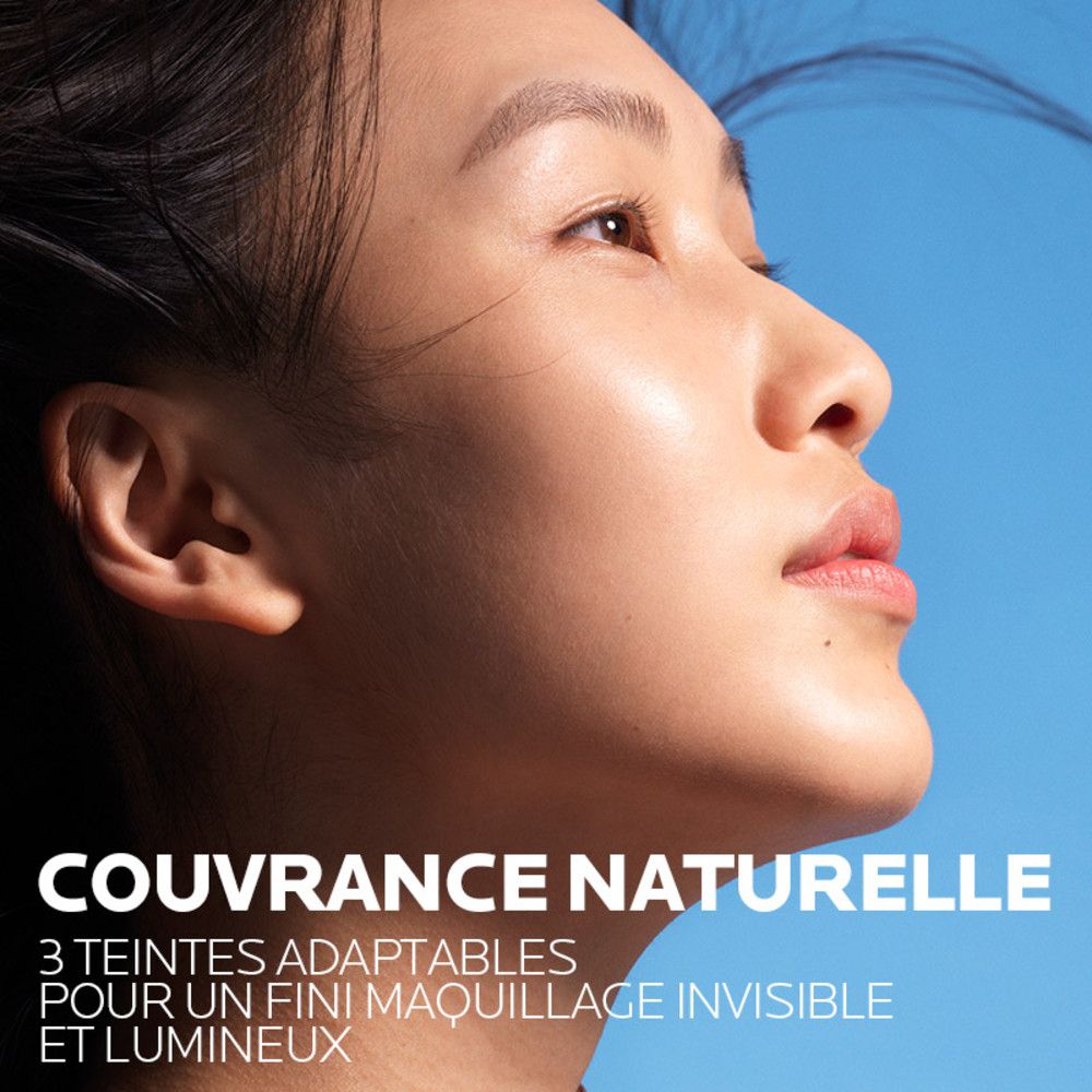 Gros plan sur un visage. Texte: Couvrance Naturelle, 3 Teintes Adaptables, Pour Un Fini Maquillage Invisible Et Lumineux.