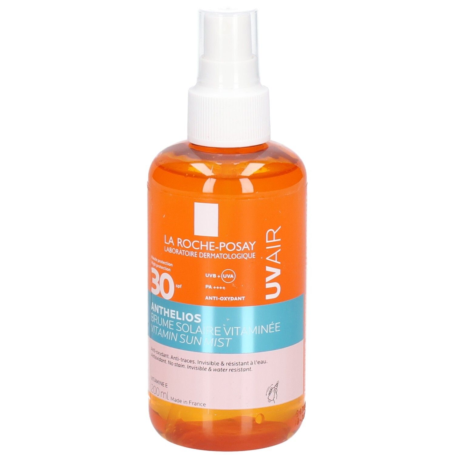 Flacon spray orange avec tête blanche. Inscription: ANTHELIOS UVAIR BRUME SOLAIRE VITAMINÉE SPF30. Marque: LA ROCHE-POSAY.