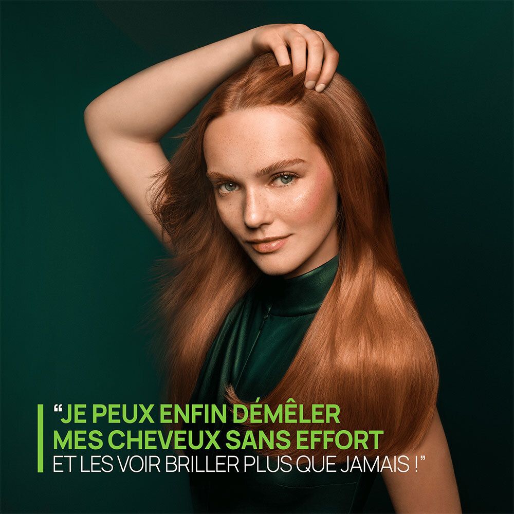 Femme aux cheveux roux touchant son cuir chevelu. Texte : Je peux enfin démêler mes cheveux sans effort.