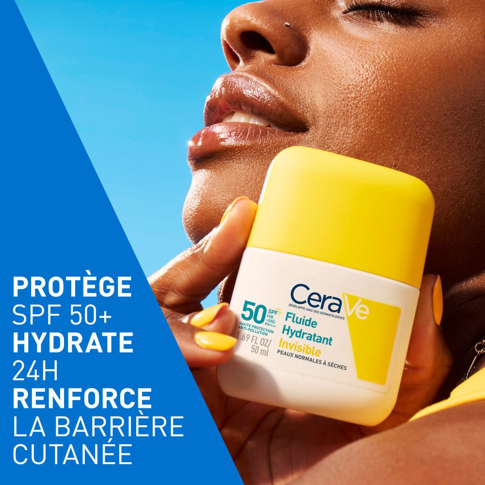 Personne tenant un flacon CeraVe. Bouchon jaune, blanc. Texte: 50, Fluide Hydratant Invisible. Texte: Protège, Hydrate, Renforce la barrière cutanée.