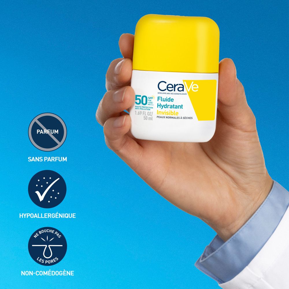Personne tenant un flacon CeraVe. Bouchon jaune, blanc. Texte: 50, Fluide Hydratant Invisible. Texte: Sans parfum, hypoallergénique, non-comédogène.