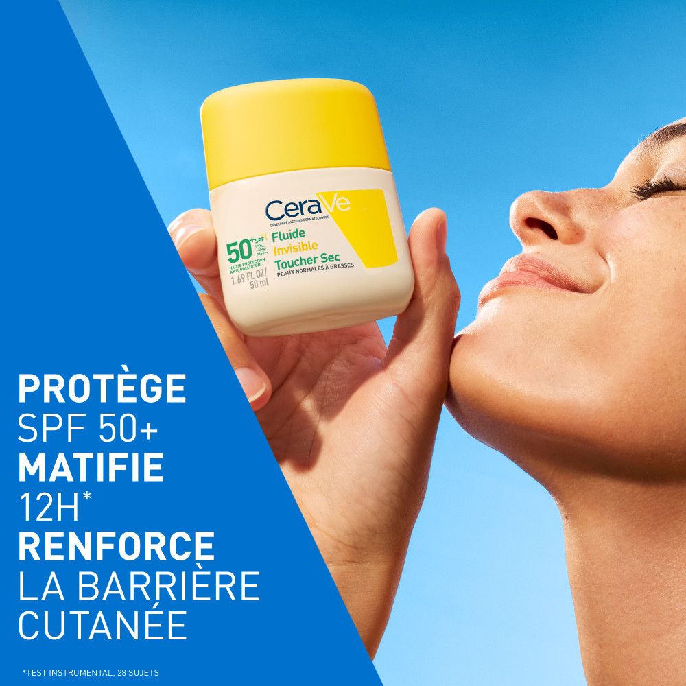 Femme avec flacon. Inscription CeraVe, SPF 50+. Texte: Protège, matifie, renforce la barrière cutanée.