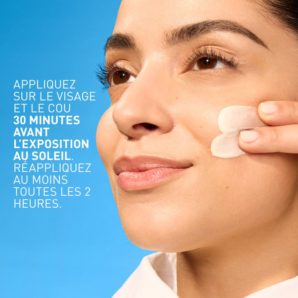 Femme applique de la crème. Texte: Appliquer sur le visage et le cou, 30 minutes avant le soleil.