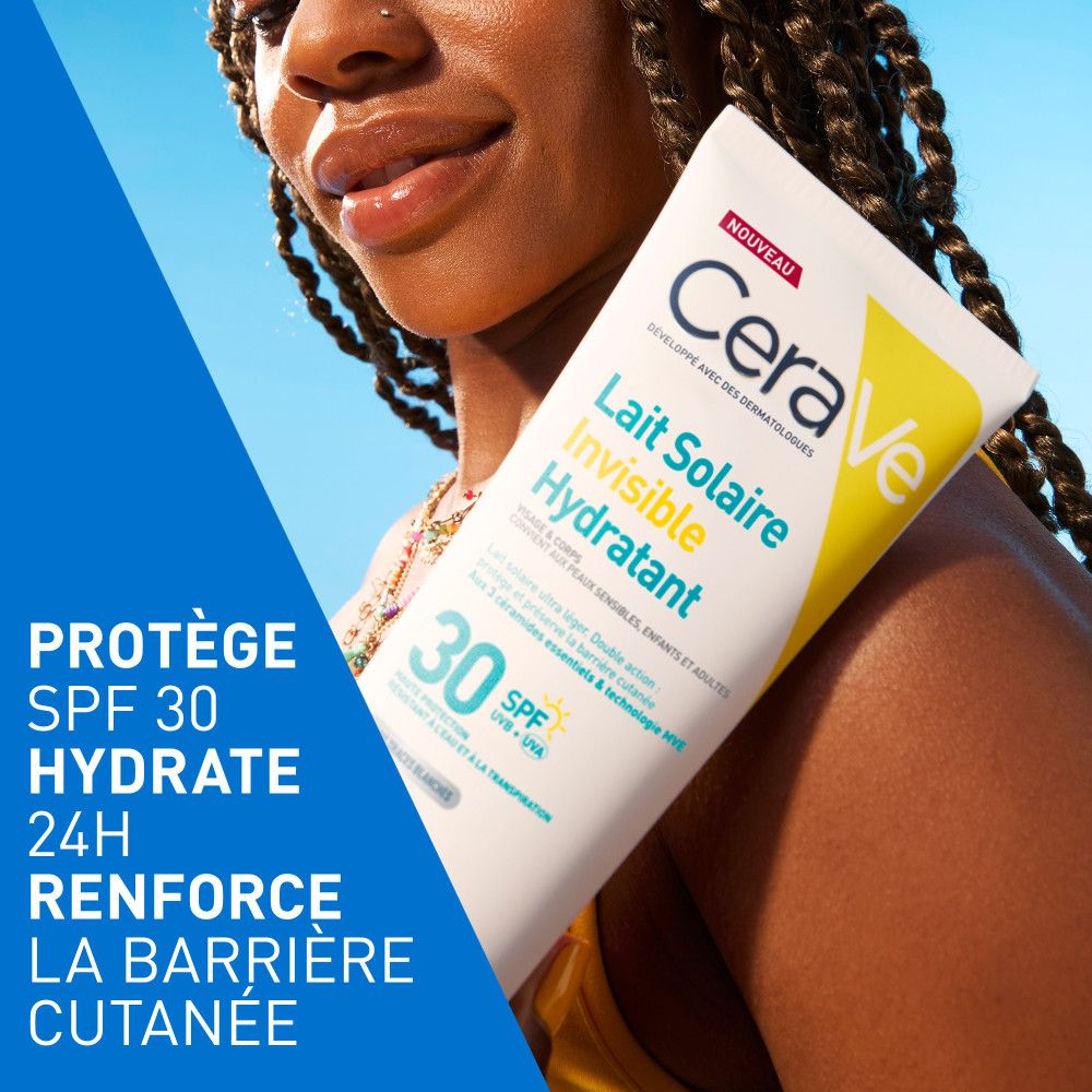 Femme avec tube CeraVe Lait Solaire Invisible Hydratant SPF30. Texte: Protège, Hydrate, Renforce la barrière cutanée.