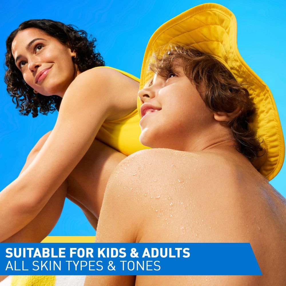 Deux personnes en extérieur. Texte: Convient aux enfants & adultes, tous types & tons de peau.