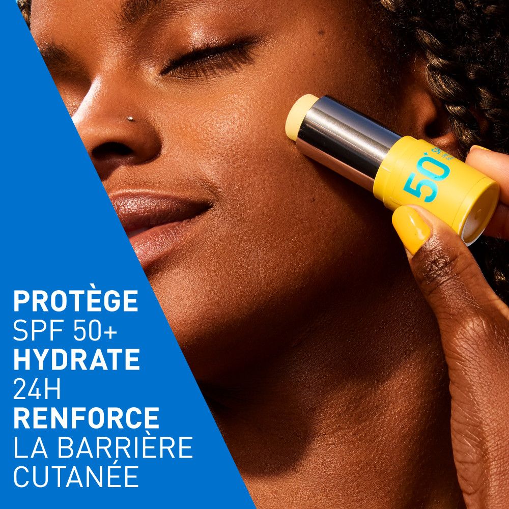 Personne tient un stick jaune CeraVe. Texte: SPF 50+. Protège, hydrate, renforce la barrière cutanée. Visage.