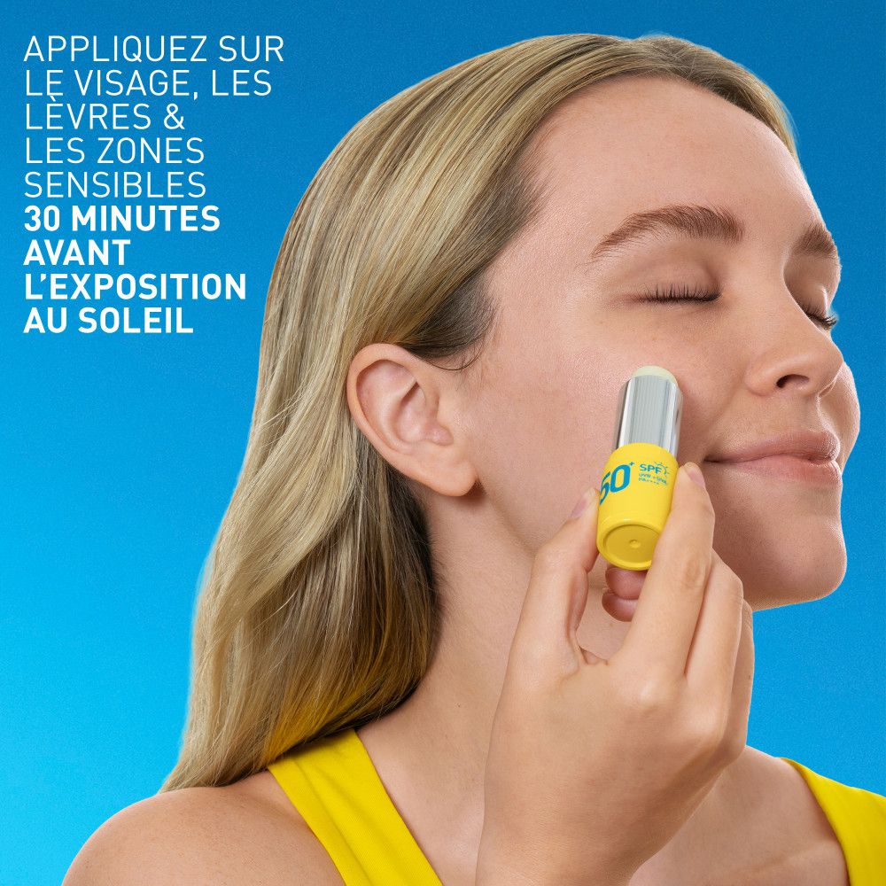 Femme appliquant de la crème solaire avec un stick jaune CeraVe. Texte: Appliquer sur le visage, les lèvres et les zones sensibles.