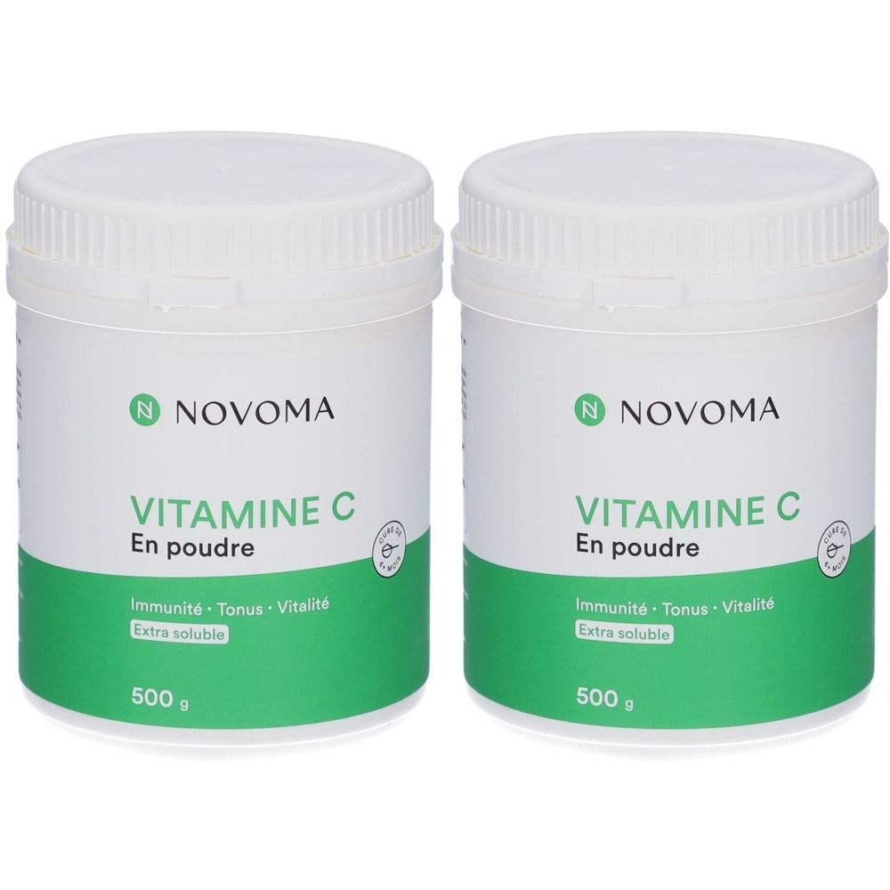 Deux pots blancs avec étiquette verte. Inscription: NOVOMA, VITAMINE C En poudre. Textes supplémentaires: Immunité, Tonus, Vitalité, Extra soluble, 500 g.