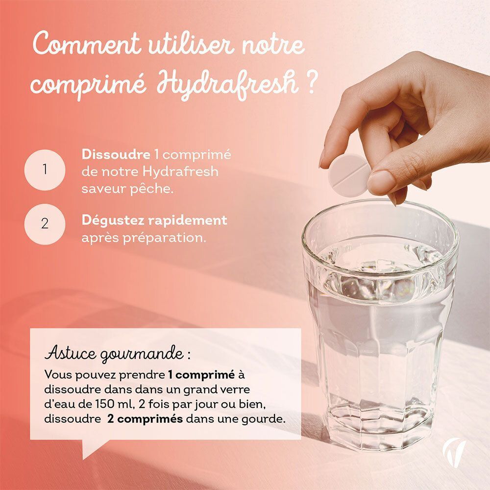 Une main tient un comprimé effervescent blanc au-dessus d'un verre d'eau.