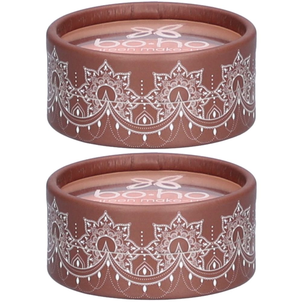 Deux contenants ronds. Enveloppe marron avec motif blanc. Inscription: bo-ho green make-up. Intérieur rose.