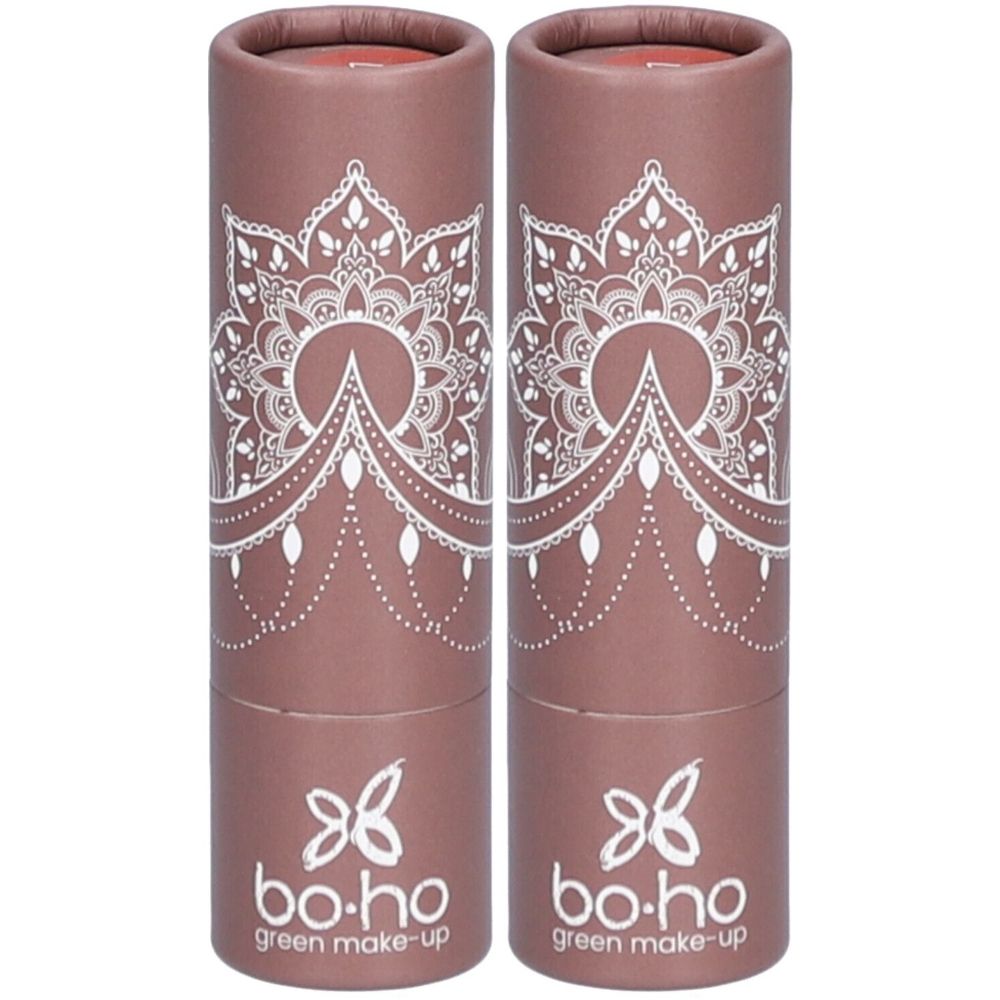 Deux tubes cylindriques de rouge à lèvres. Motif mandala et logo "bo.ho green make-up" imprimés.