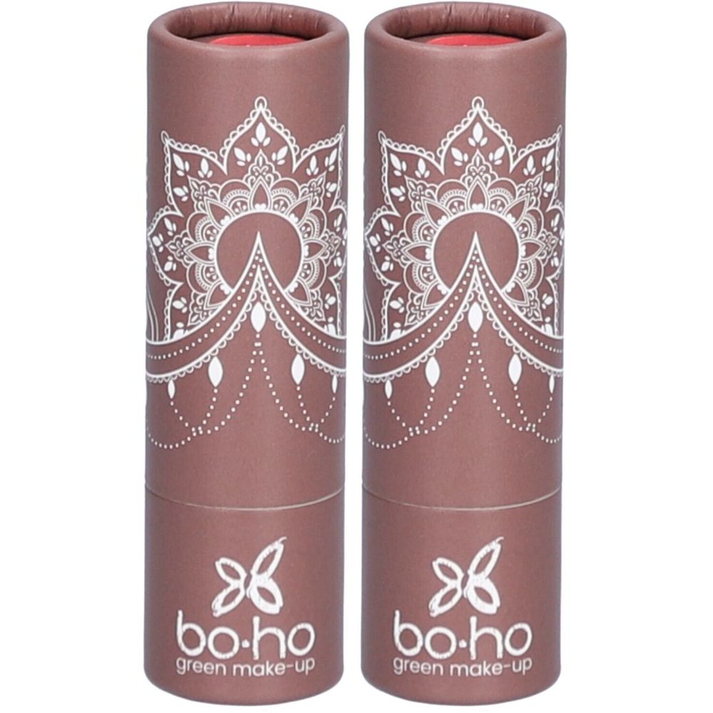 Deux rouges à lèvres cylindriques dans des étuis bruns. Motif mandala blanc et logo « bo-ho green make-up » sur l'étui.