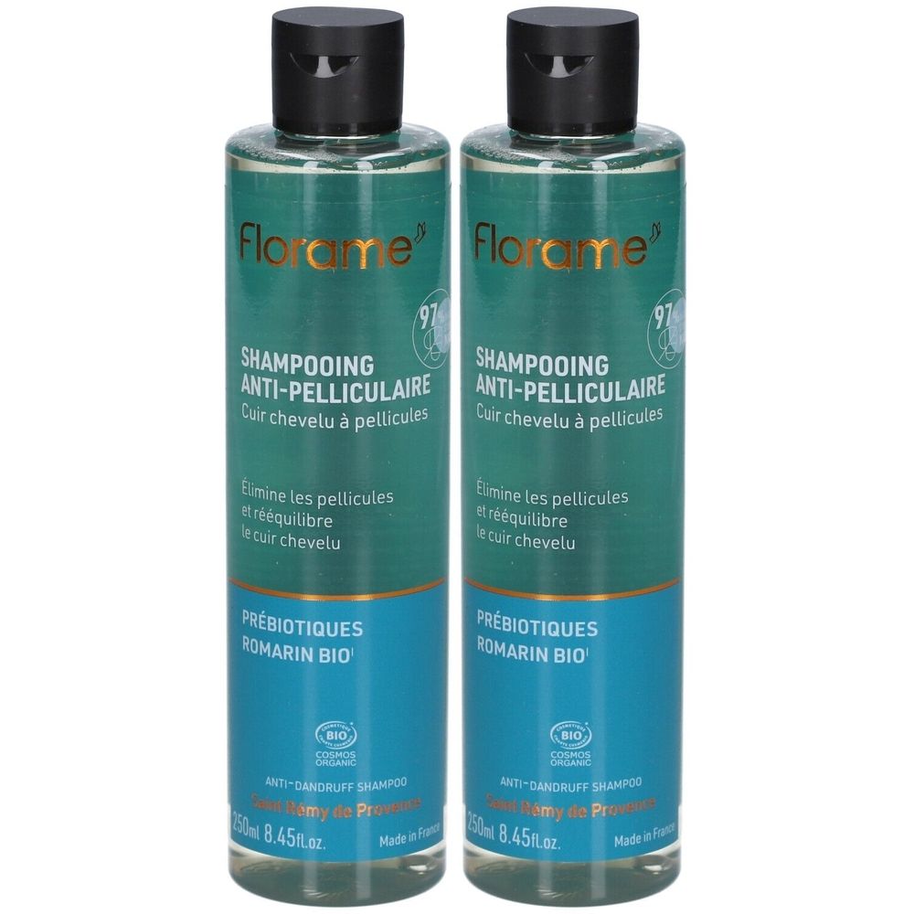 Deux flacons de shampooing. Inscription: SHAMPOOING ANTI-PELLICULAIRE. Certifié bio. Bouchon noir, étiquettes vertes et bleues.