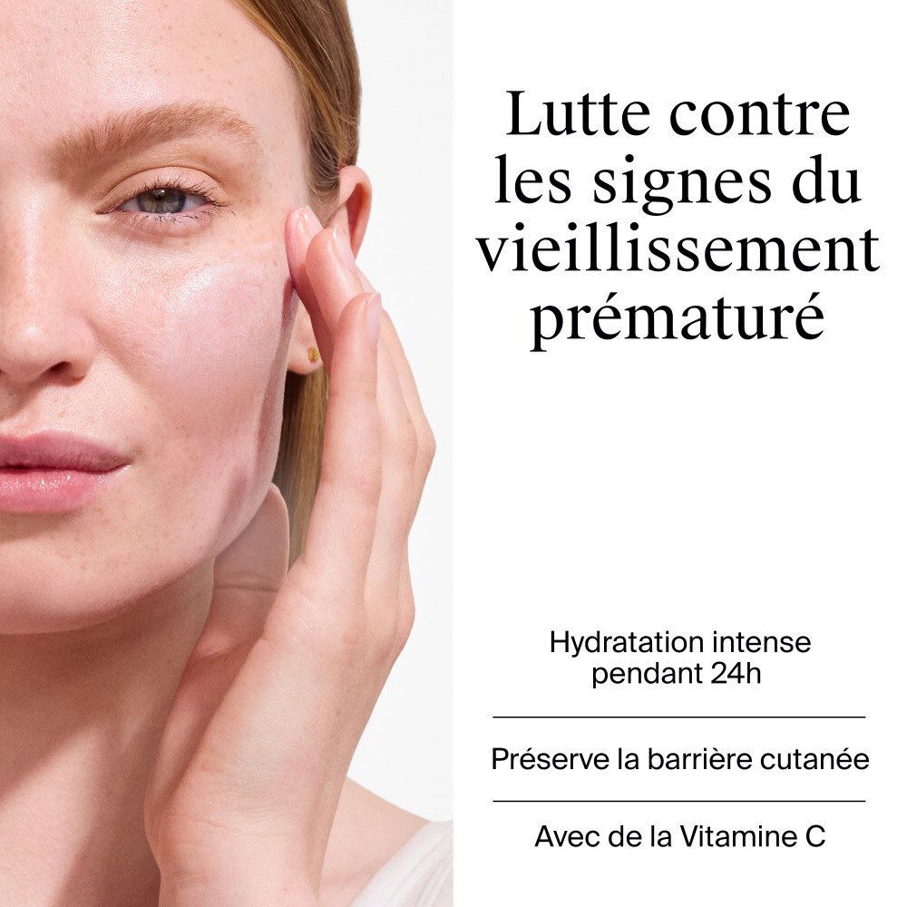 Femme appliquant de la crème solaire. Texte: Lutte contre les signes du vieillissement prématuré. Hydratation intense.