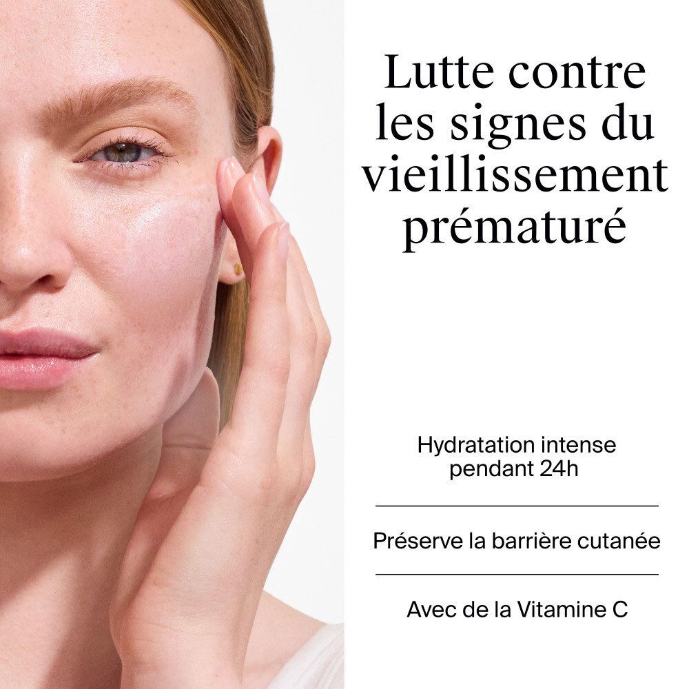 Femme appliquant de la crème. Texte: Hydratation intense pendant 24h, préserve la barrière cutanée. Avec de la Vitamine C.