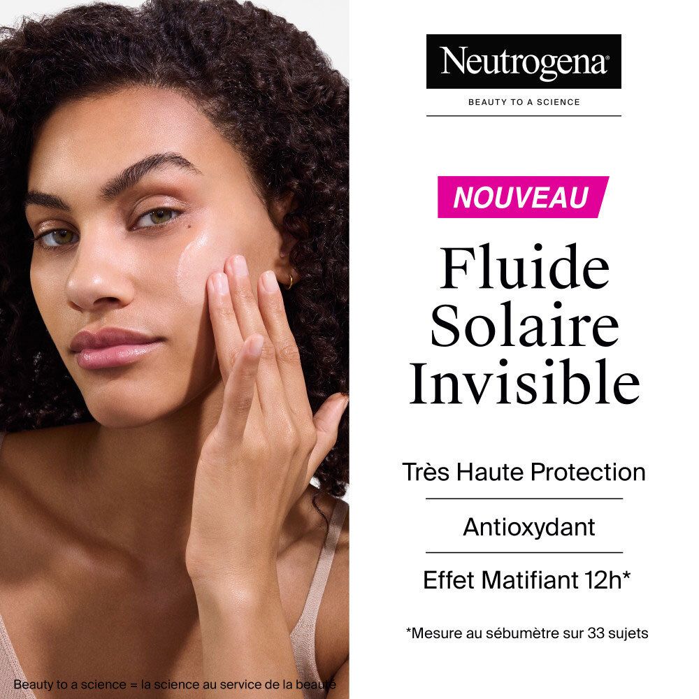 Femme appliquant de la crème solaire. Logo Neutrogena. Flacon Fluide Solaire Invisible. Haute protection, antioxydant.