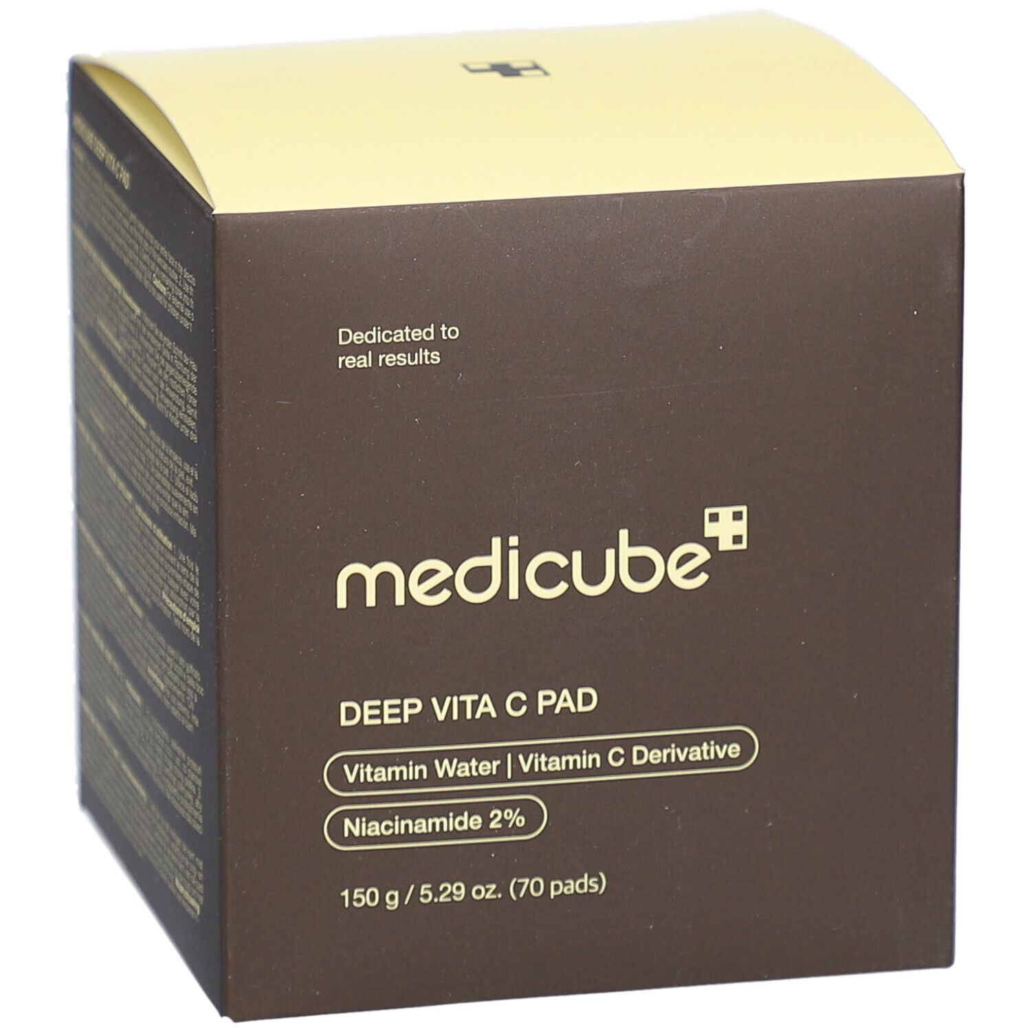Boîte marron et couvercle jaune. Inscriptions: medicube, DEEP VITA C PAD, Vitamin Water, Vitamin C Derivative, Niacinamide 2%.