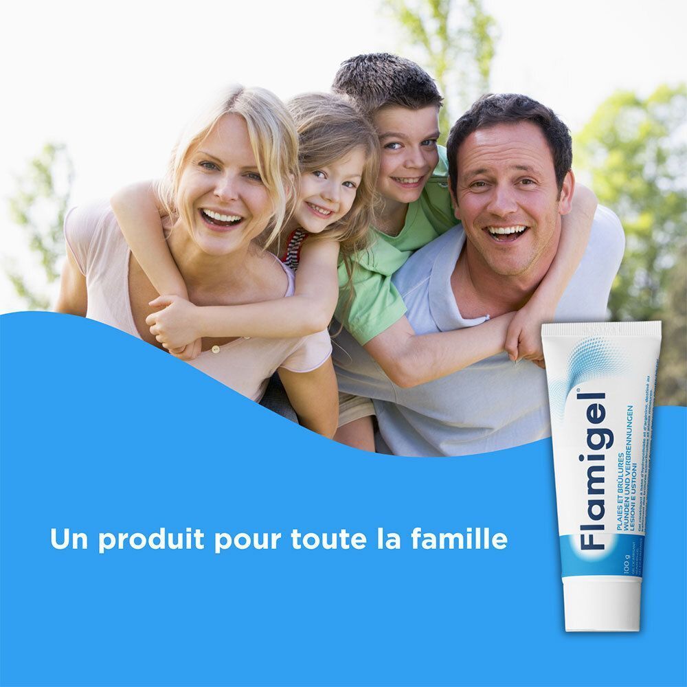 Tube Flamigel à côté d'une famille souriante en extérieur.