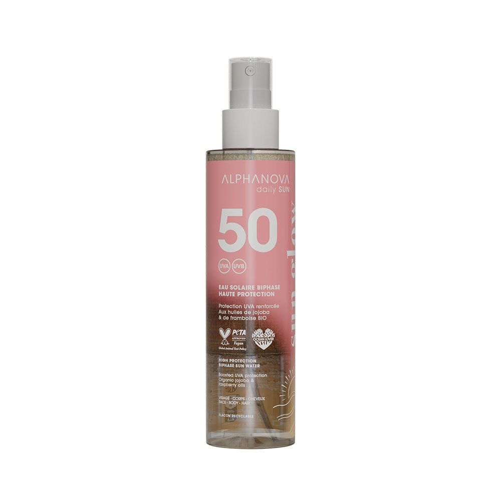 Flacon transparent avec vaporisateur. Étiquette rose avec texte blanc: Alphanova, 50 SPF, Eau solaire biphase. Logo vegan.