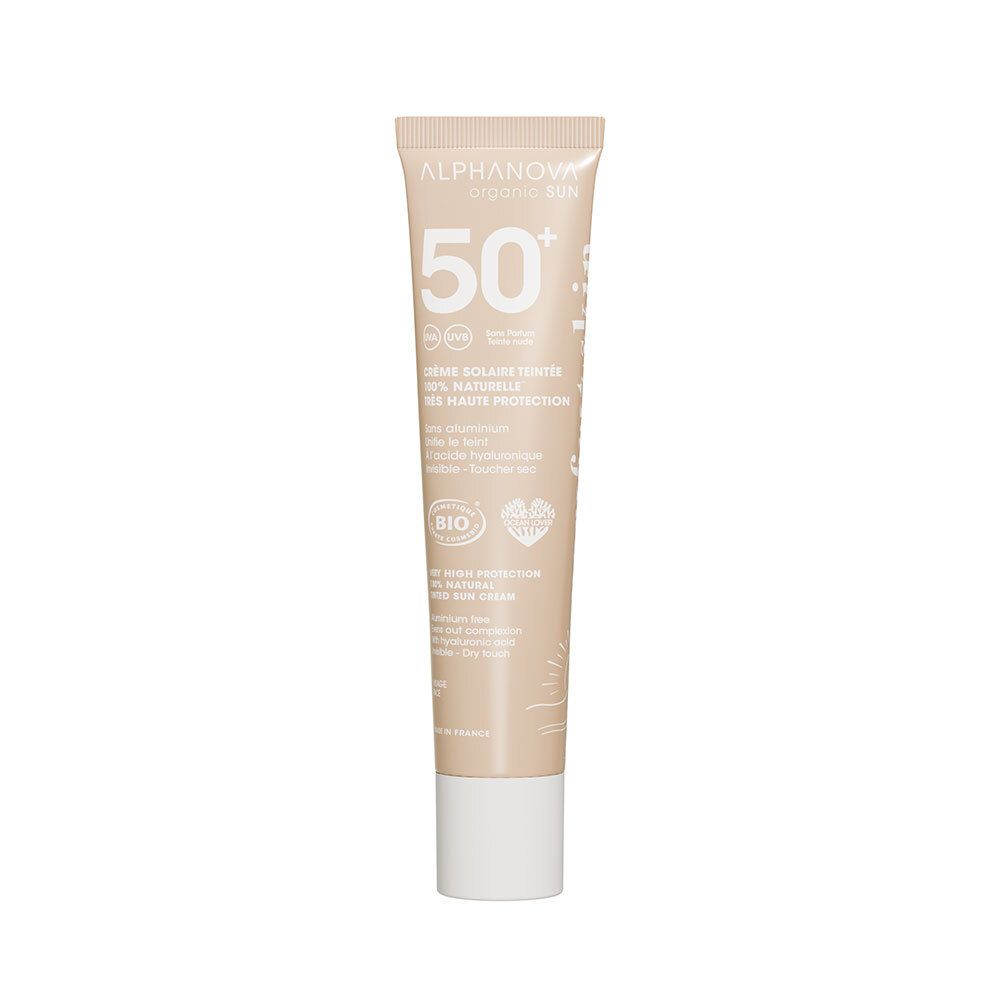 Tube de crème solaire beige avec bouchon blanc. Inscriptions : "ALPHANOVA organic SUN", "SPF 50+" et "BIO".