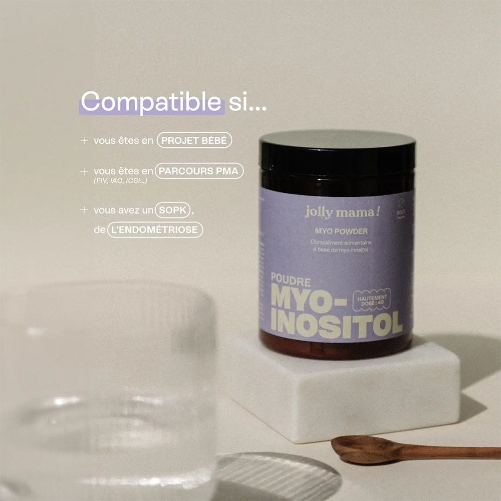 Produit sur socle avec verre et cuillère. Inscription : MYO Powder, MYO-INOSITOL. Compatible avec Projet Bébé, Parcours PMA, SOPK, Endométriose.