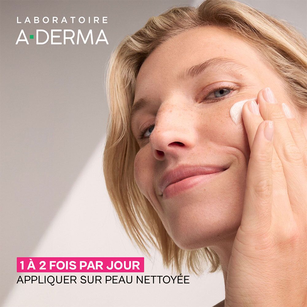 Femme appliquant le gel-crème apaisant A-Derma Exomega sur peau nettoyée.