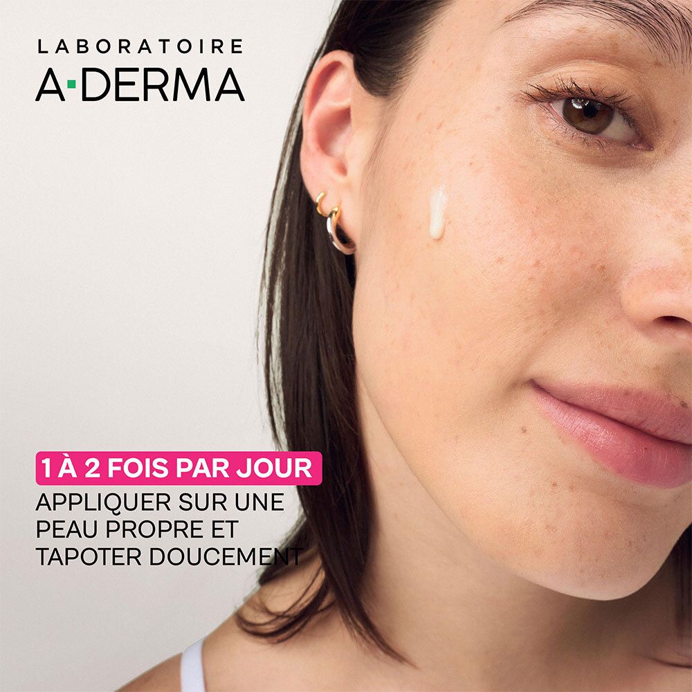 Goutte de sérum sur la joue d'une femme. "1 À 2 FOIS PAR JOUR APPLIQUER SUR UNE PEAU PROPRE."