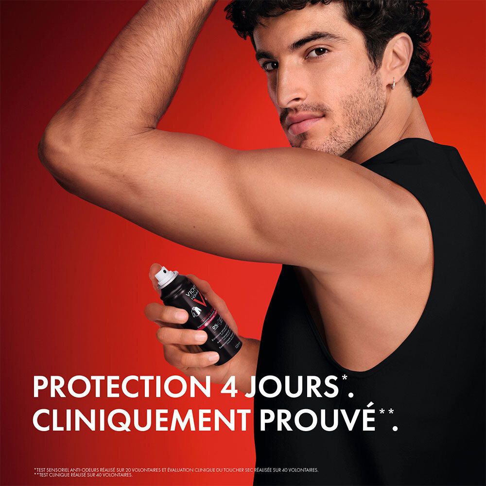 Homme montrant son aisselle et tenant un déodorant Vichy Homme.