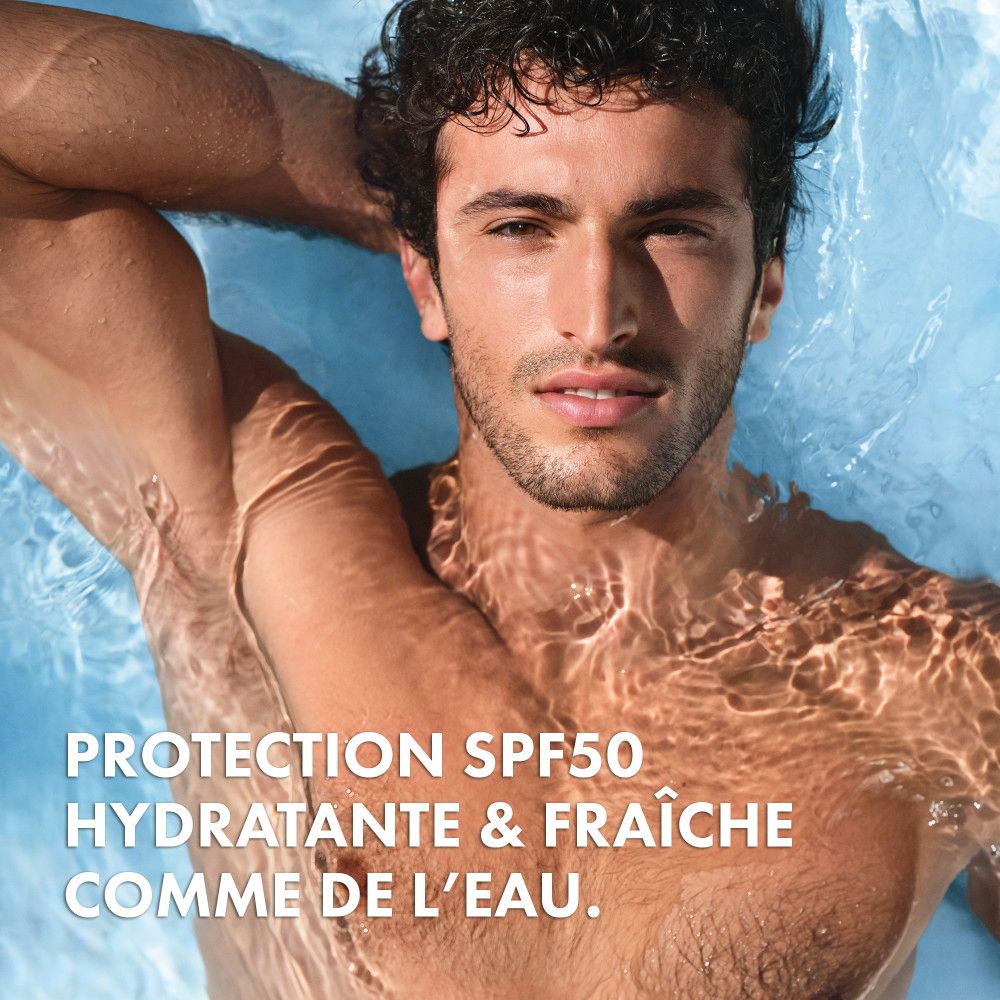 Homme dans l'eau. Texte: PROTECTION SPF50, HYDRATANTE & FRAÎCHE COMME DE L'EAU.