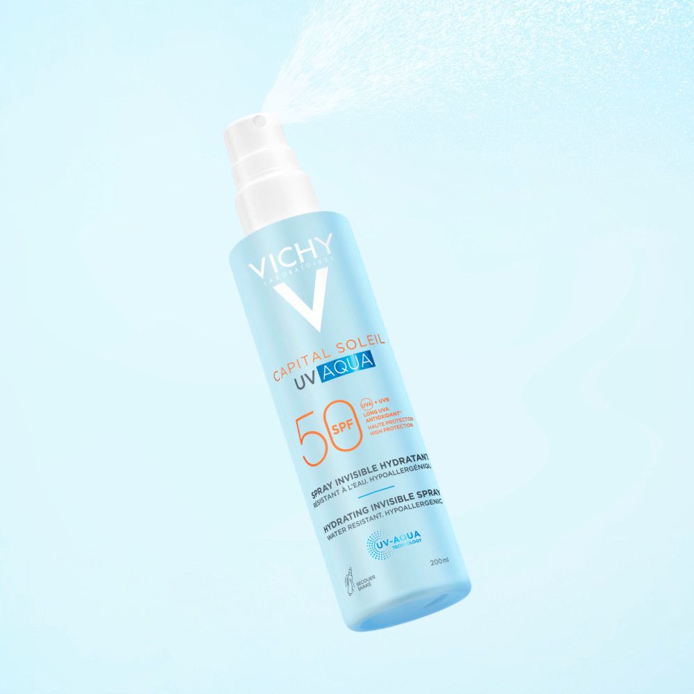 Flacon bleu clair avec vaporisateur. Inscription: Vichy, Capital Soleil, UV Aqua, SPF 50.