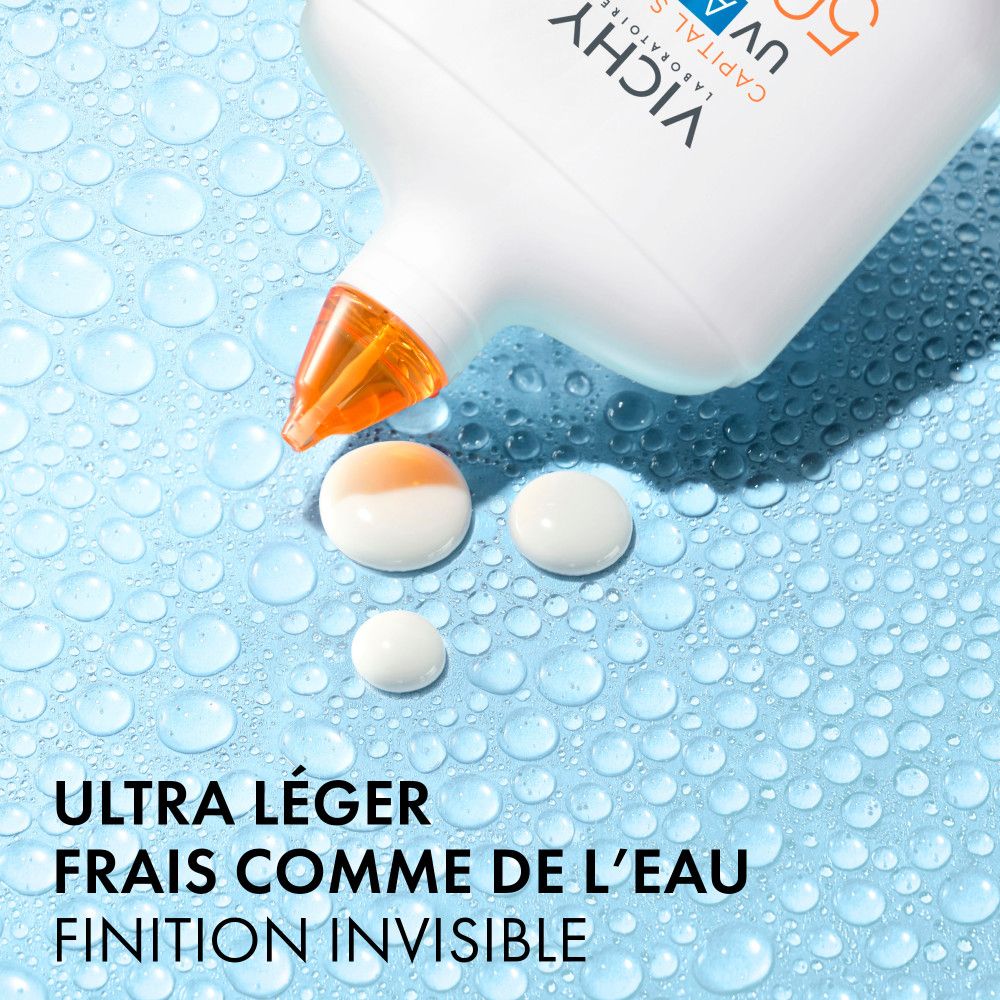 Vichy Capital Soleil UV Aqua Fluide. Gouttes sur fond bleu. Texte : Ultra léger, frais comme de l'eau, fini invisible.