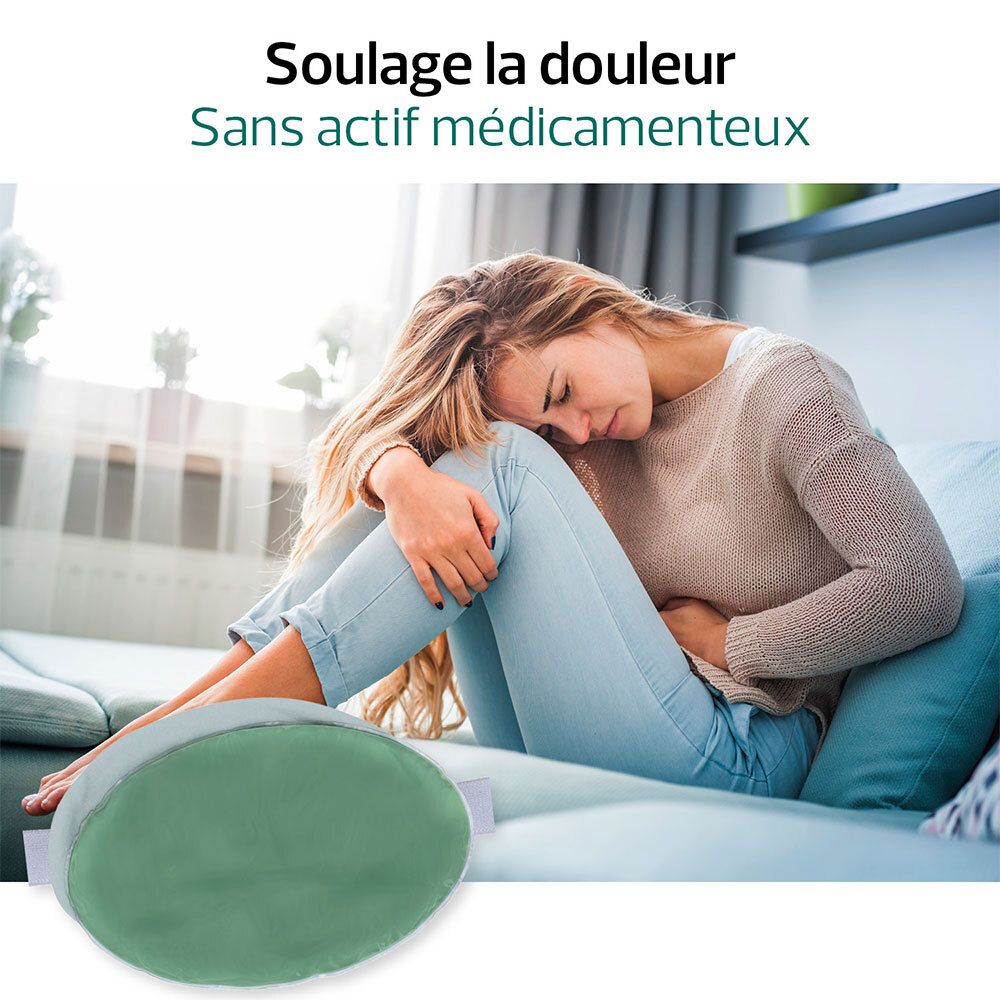Femme avec douleur, tenant un coussin ovale vert. Produit : ACTIPOCHE. Sans actifs médicamenteux.
