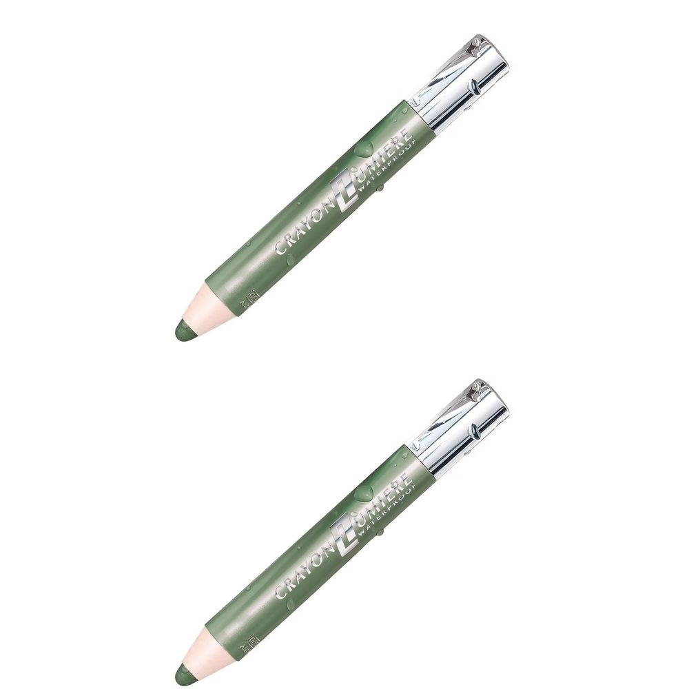 Deux crayons verts pour les yeux avec capuchons argentés. Inscription: Crayon Lumière Waterproof.