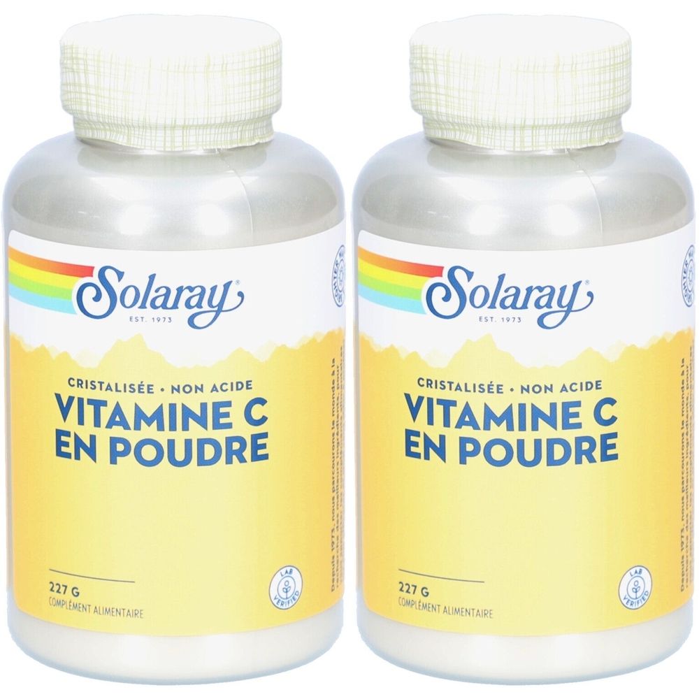 Deux flacons de poudre de vitamine C Solaray. Texte: Cristallisée, non acide, Vitamine C en Poudre. 227 G. Fond jaune.