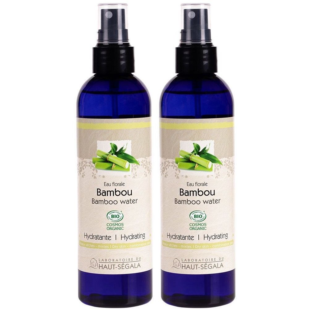 Deux flacons bleus vaporisateurs avec étiquette Bambou. Inscription: Eau florale Bambou, Hydratante. Certification Bio.