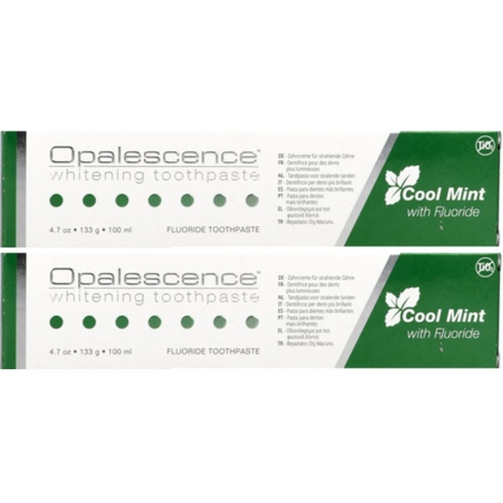 Deux tubes de dentifrice. Inscription: Opalescence whitening toothpaste, Cool Mint with Fluoride. Tubes blancs avec des accents verts.
