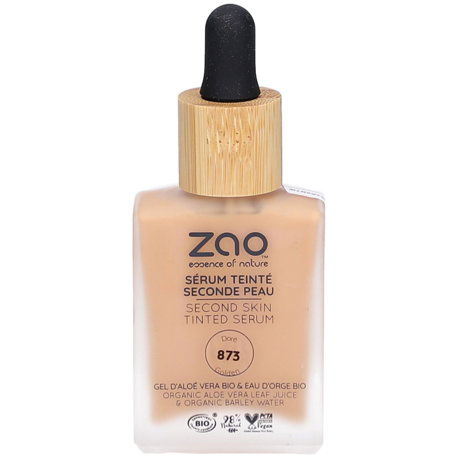Sérum teinté dans un flacon carré en verre avec bouchon en bambou et pipette. Inscription : ZAO, Sérum Teinté Seconde Peau 873 Doré.