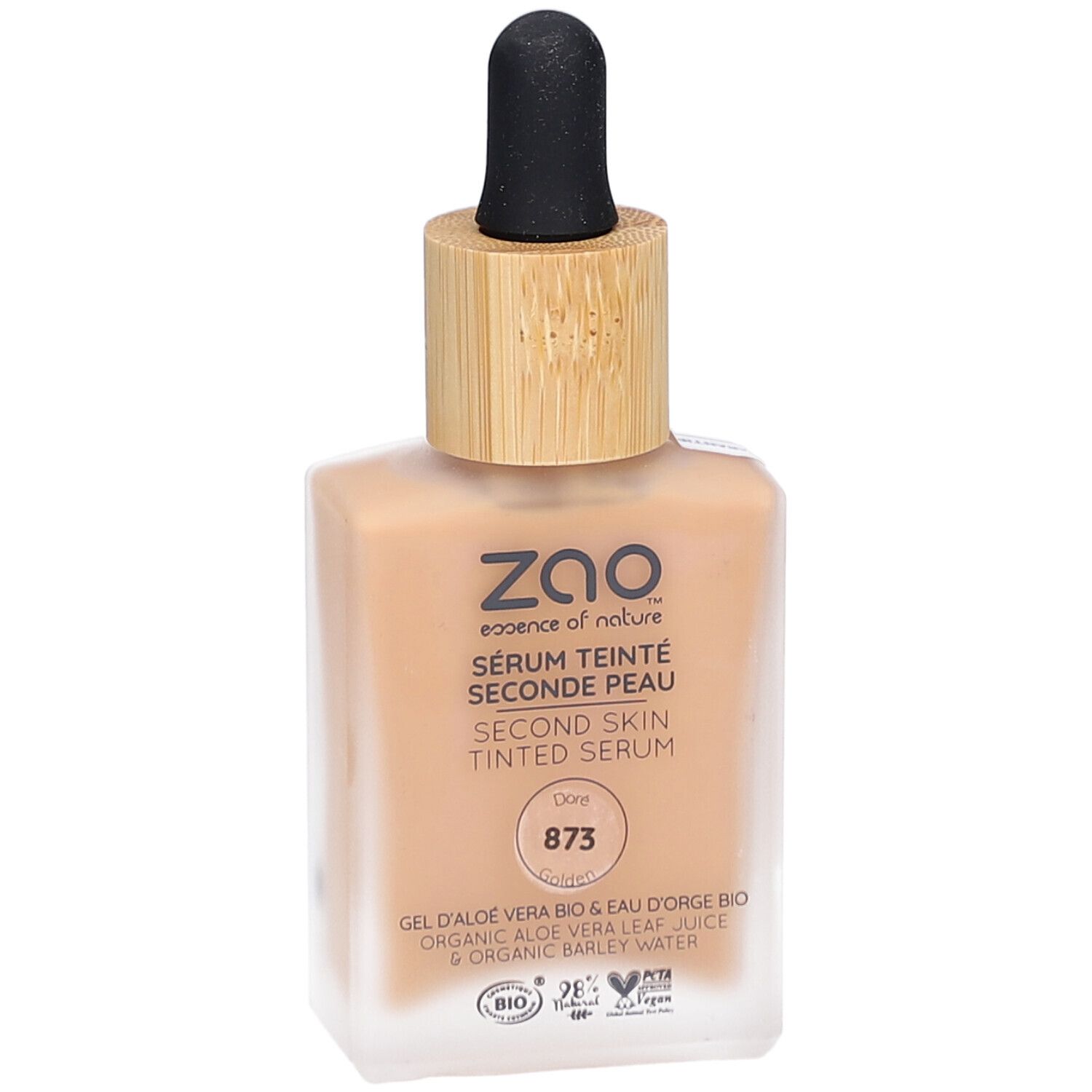 Sérum teinté dans un flacon carré en verre avec bouchon en bambou et pipette. Inscription : ZAO, Sérum Teinté Seconde Peau 873 Doré.