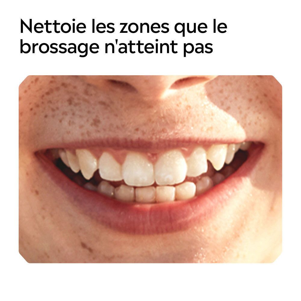 Gros plan d'une bouche d'enfant souriante, montrant les dents.