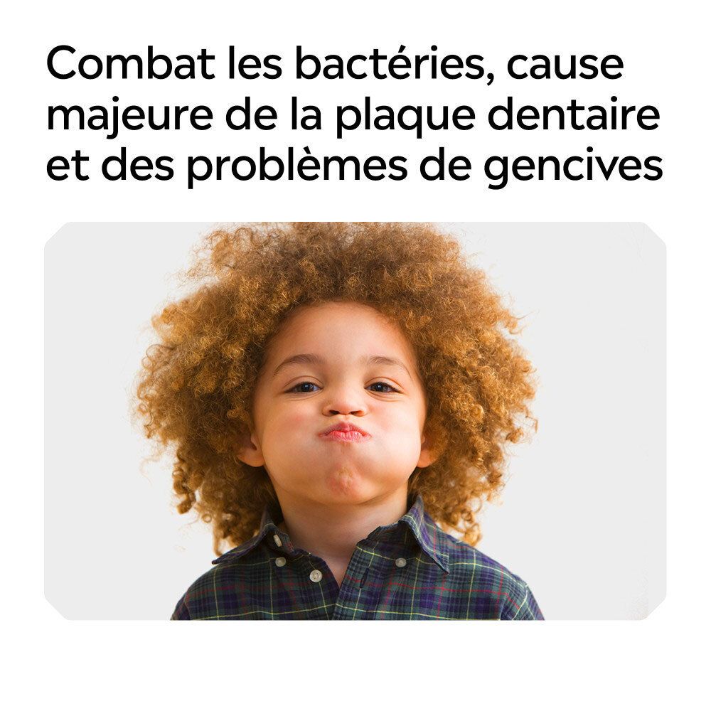 Enfant aux joues pleines et aux cheveux bouclés, gonflant légèrement la bouche.