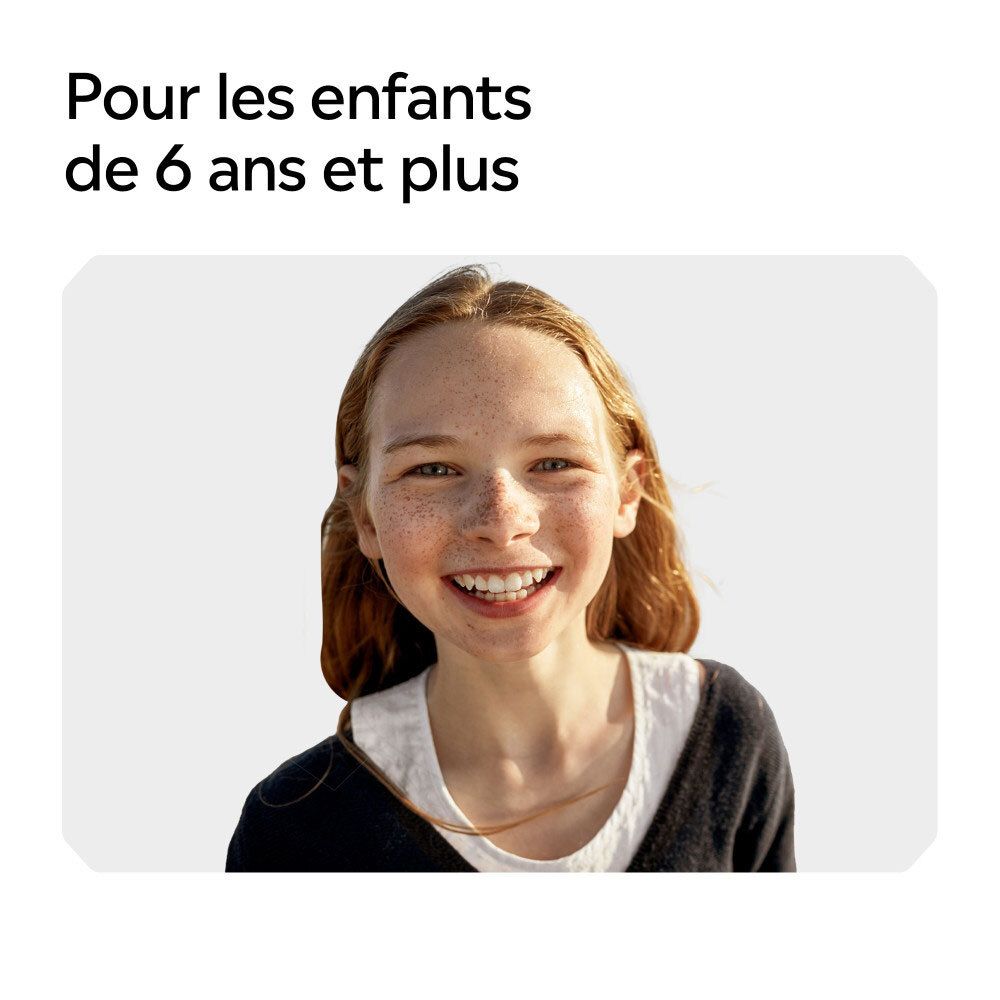 Jeune fille souriante avec des taches de rousseur, pour enfants dès 6 ans.