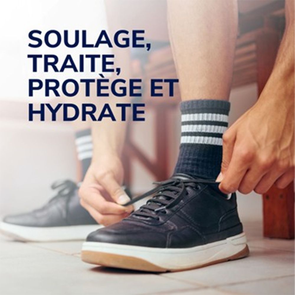 Dr. Scholl's Traitement Mycose des Pieds Gel 4-en-1 : Un homme lace ses chaussures, texte indiquant : Soulage, traite, protège et hydrate.