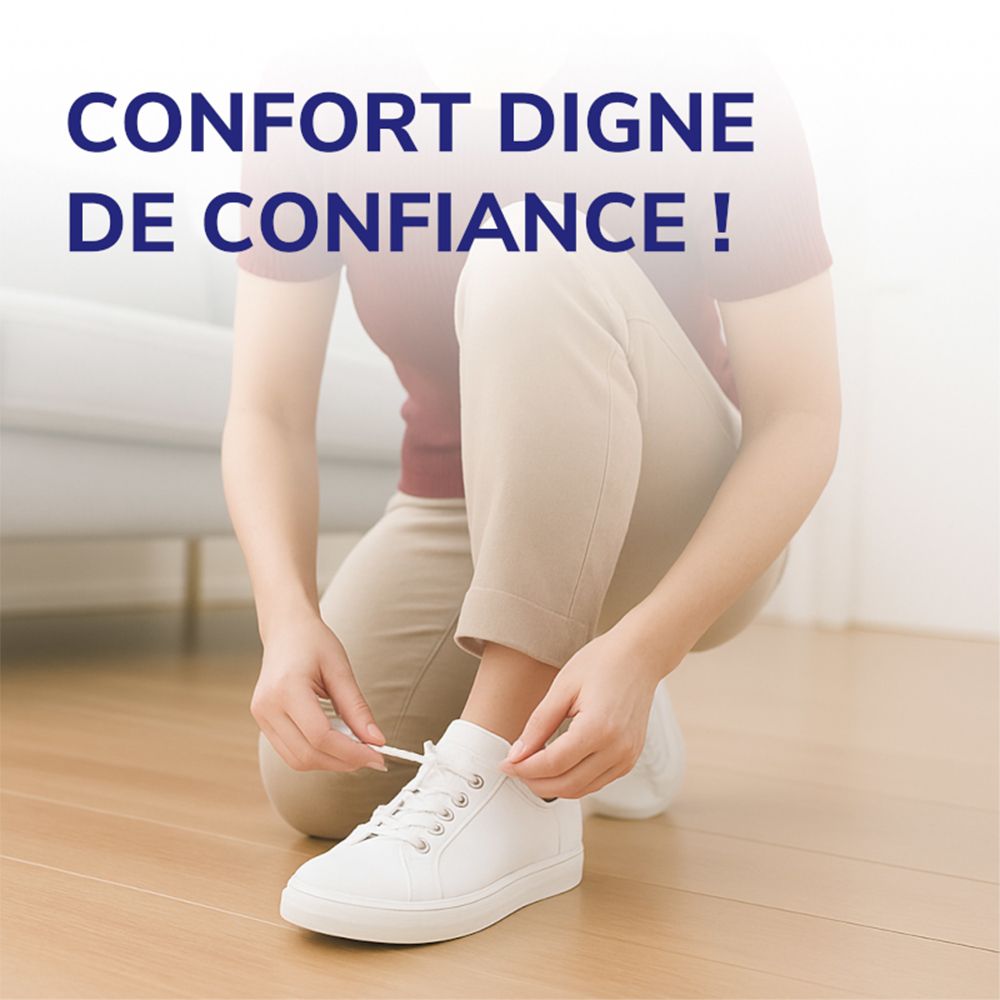 Personne attachant les lacets blancs d'une basket blanche.