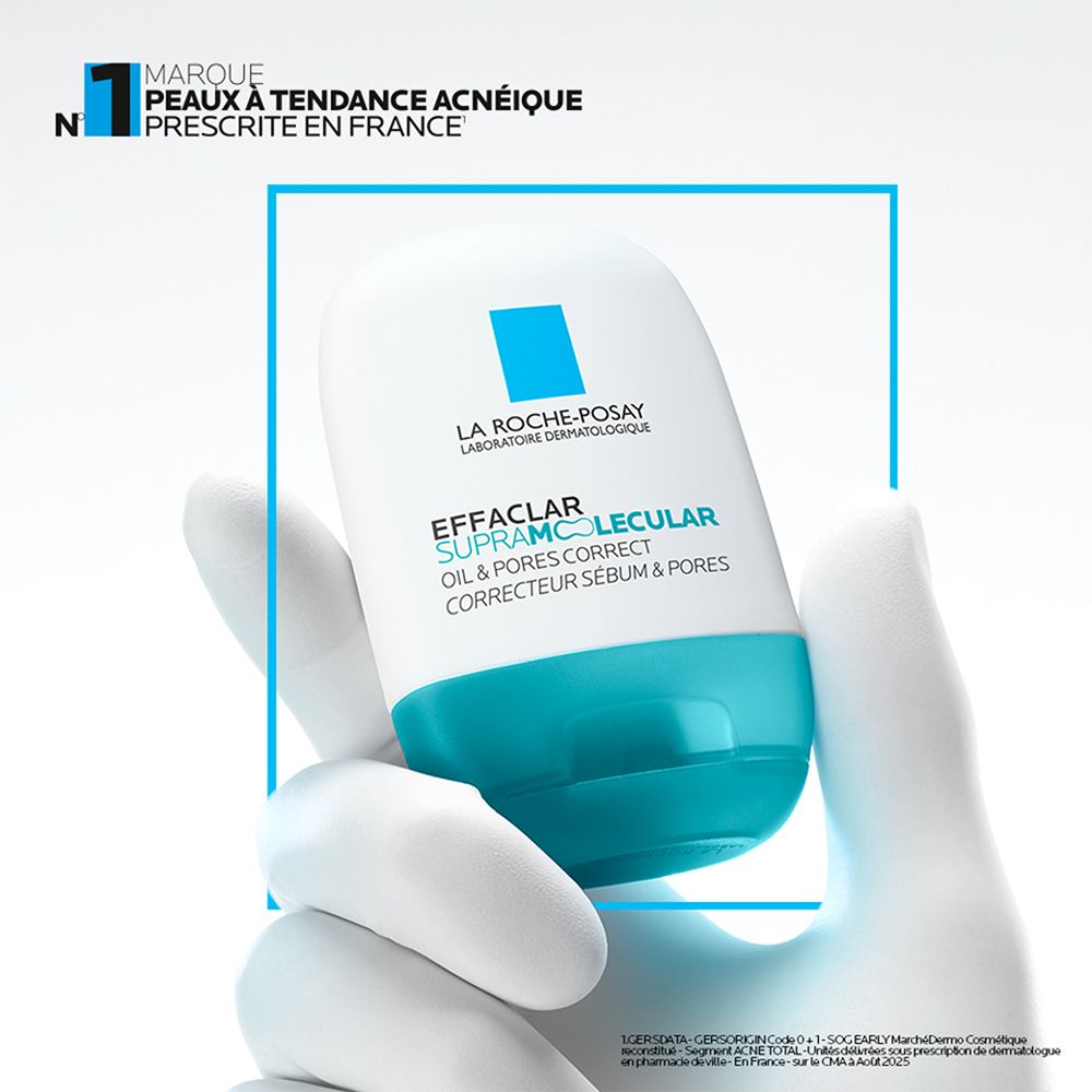 Main tenant le flacon La Roche-Posay Effaclar, recommandé pour peaux à tendance acnéique.